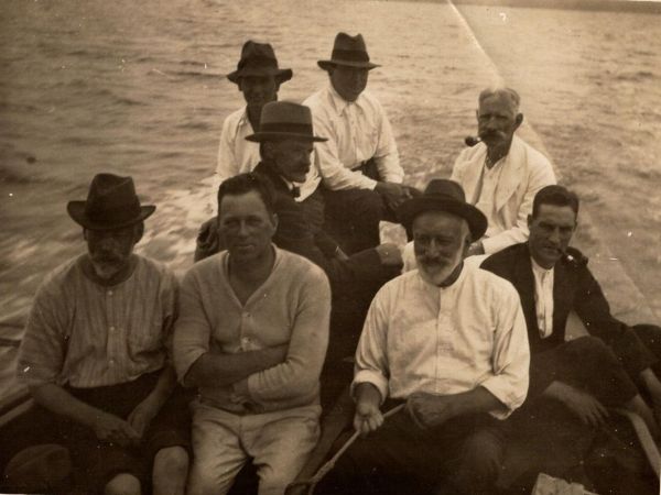 1924 field trip on Moreton Bay. WH Bryan is in the back row on the left. Photo credit: Prof. HC Richards, and courtesy of Bruce Martin.